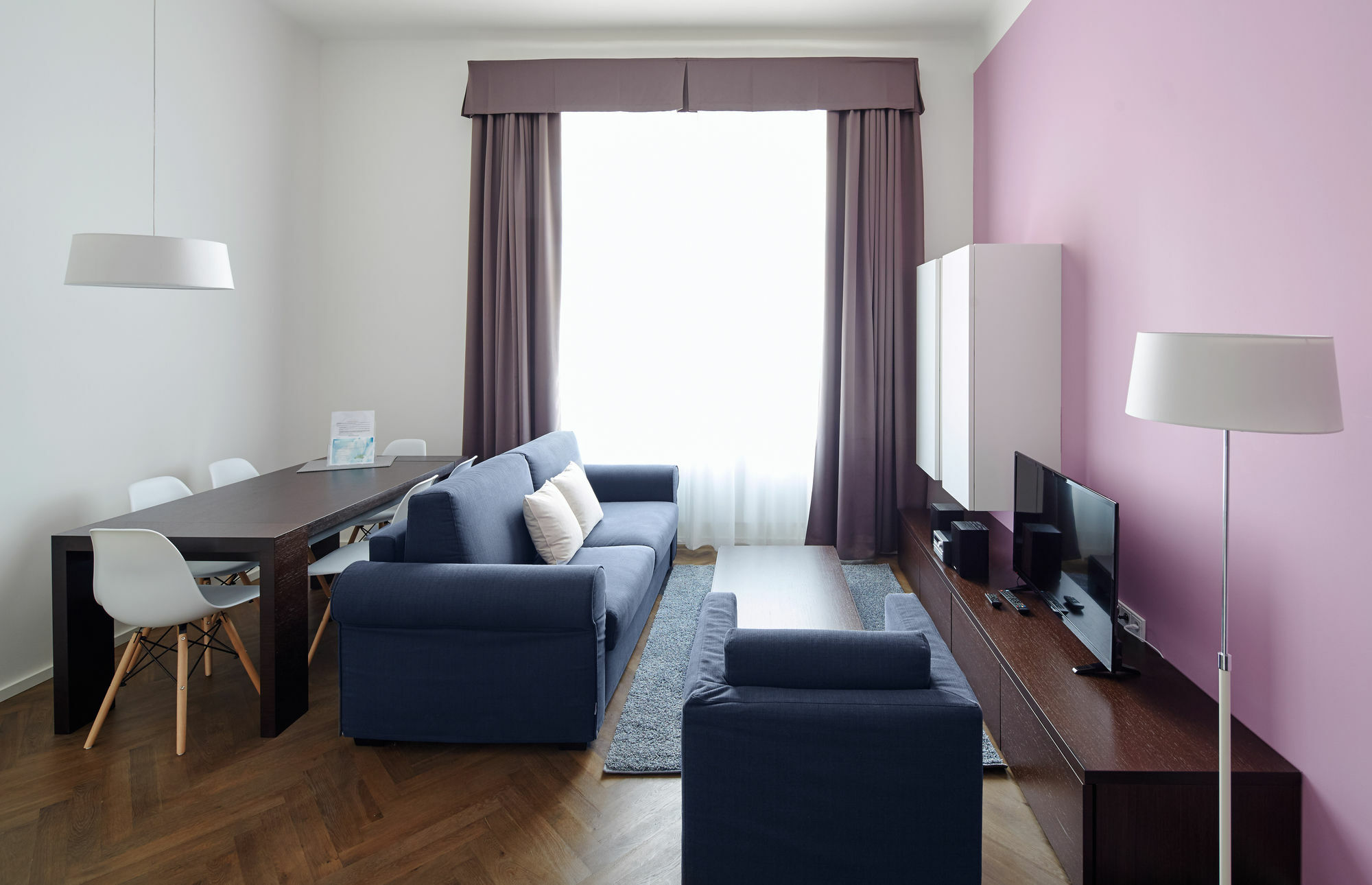 River Apartment *